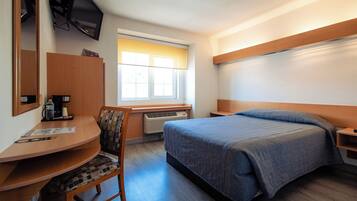Standard Room, 1 Queen Bed | In-room safe, desk, laptop workspace, soundproofing