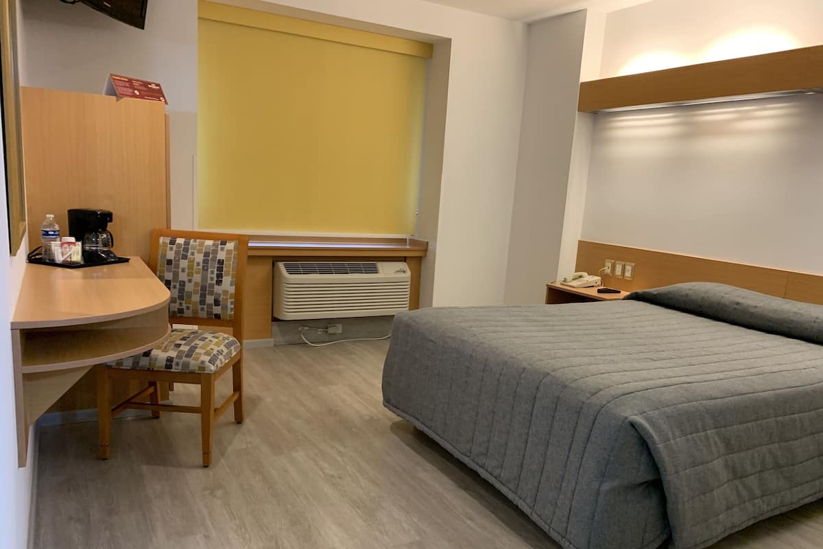 1 habitación, caja de seguridad en la habitación y escritorio
