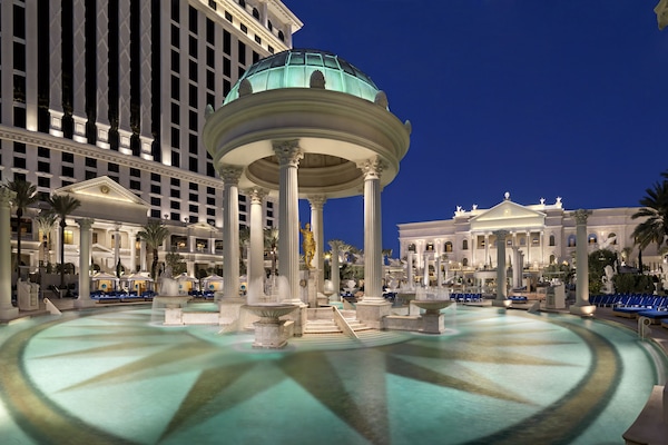 Seasonal outdoor pool, cabanas (surcharge), sun loungers