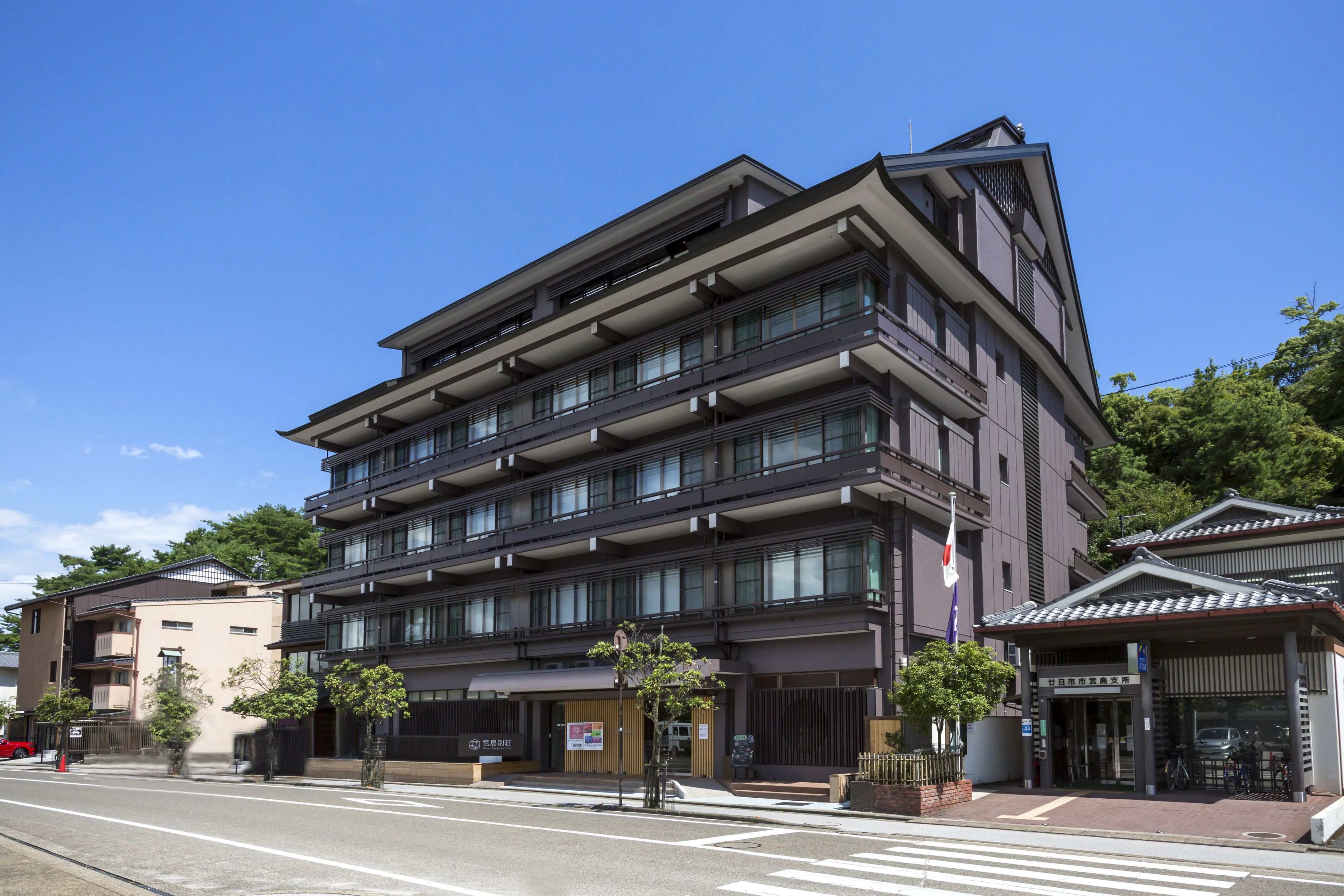 Um edifício com vários andares e design arquitetônico moderno, com uma série de varandas e grandes janelas.