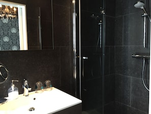 Comfort Double Room | Bathroom | Free toiletries, hair dryer, bathrobes, towels
