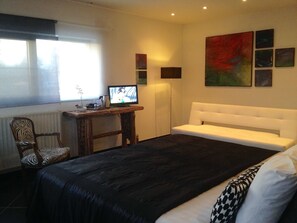 Deluxe Double Room, Terrace, Garden View | Living area