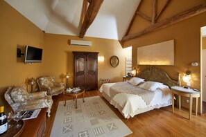 Junior Suite | Premium bedding, minibar, in-room safe, individually decorated
