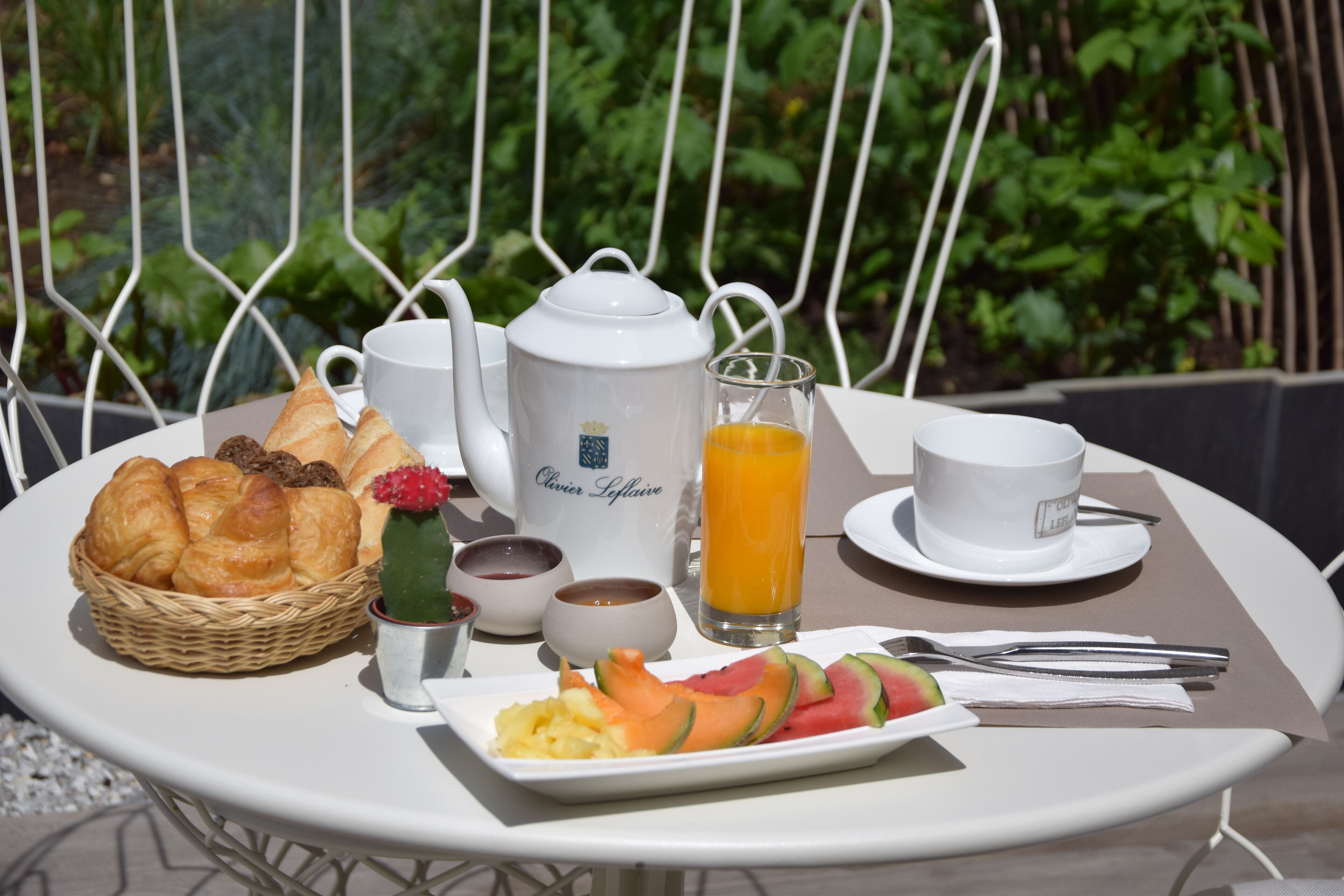 daily buffet breakfast (eur 25 per person)