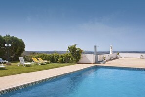 A swimming pool with a clear view of the sea and hills in the background. - Alte Hotel (Loulé)
