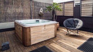 A wooden hot tub on a wooden deck with a chair and a plant. - U Boutique Hotel, SureStay Collection by BW (Wellington)