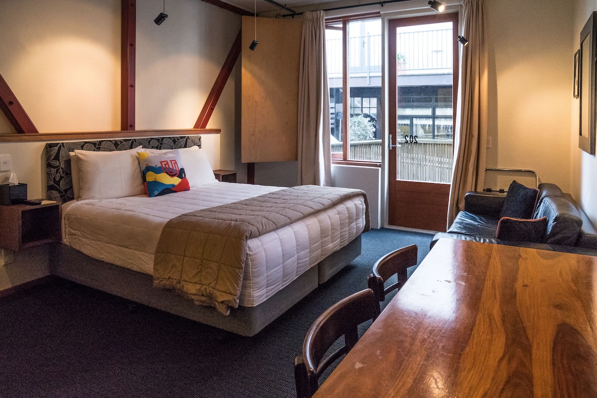 Self Contained King Studio with Ensuite | Free WiFi, bed sheets