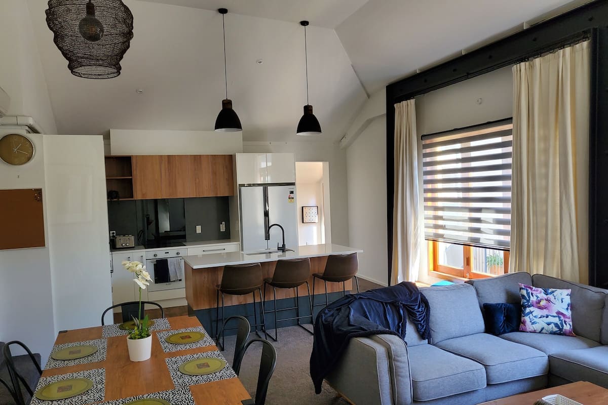 apartment | living area | 32-inch tv with digital channels