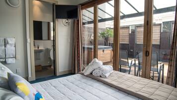King Studio with Balcony, Spa Pool, and Ensuite