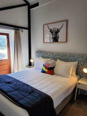 Apartamento com design assinado | Wi-Fi de cortesia, roupa de cama