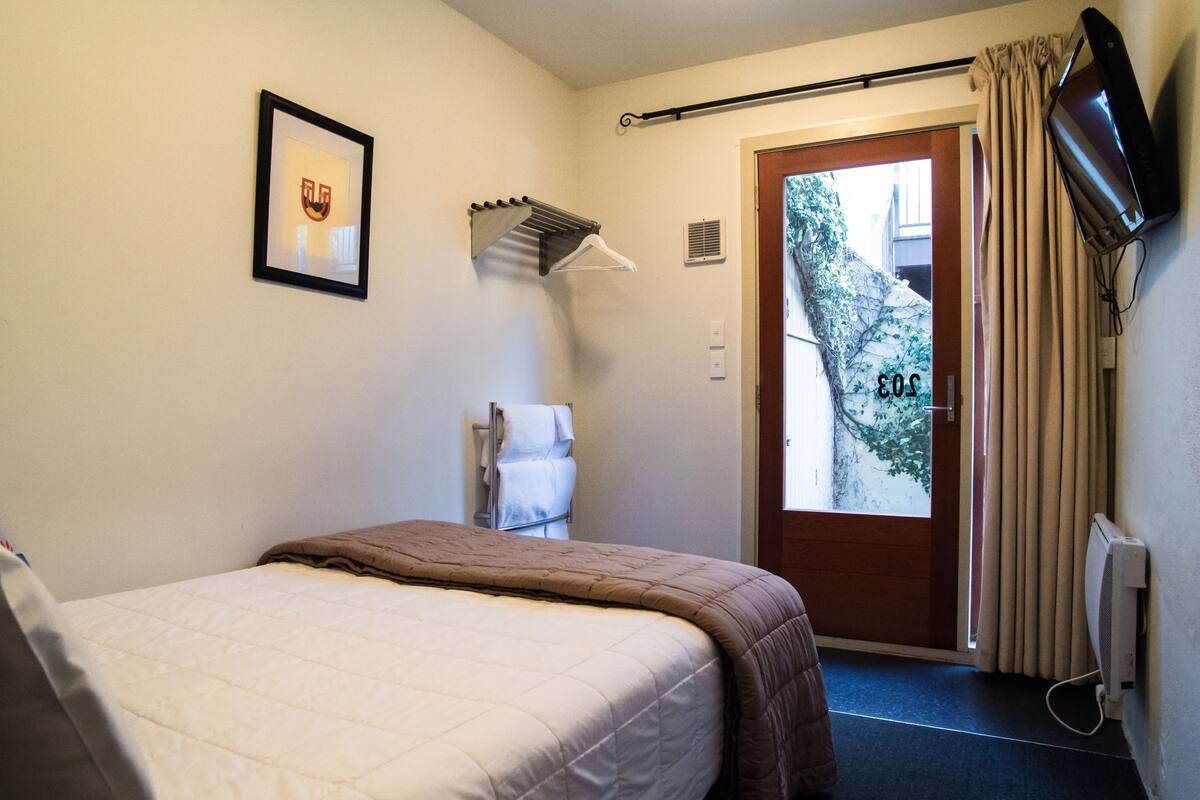Compact Self Contained Room with Ensuite | WiFi (free), individually furnished, bed sheets