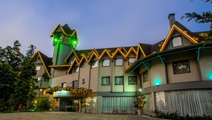 A hotel with a tower, multiple windows, and a sign for the "Hotel Viale Premio". - Hotel Laghetto Premio (Gramado)