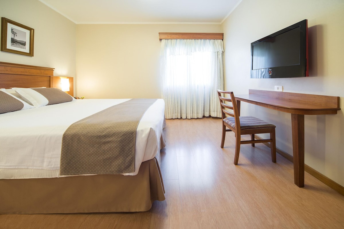 Minibar, coffres-forts dans les chambres, Wi-Fi gratuit, draps fournis