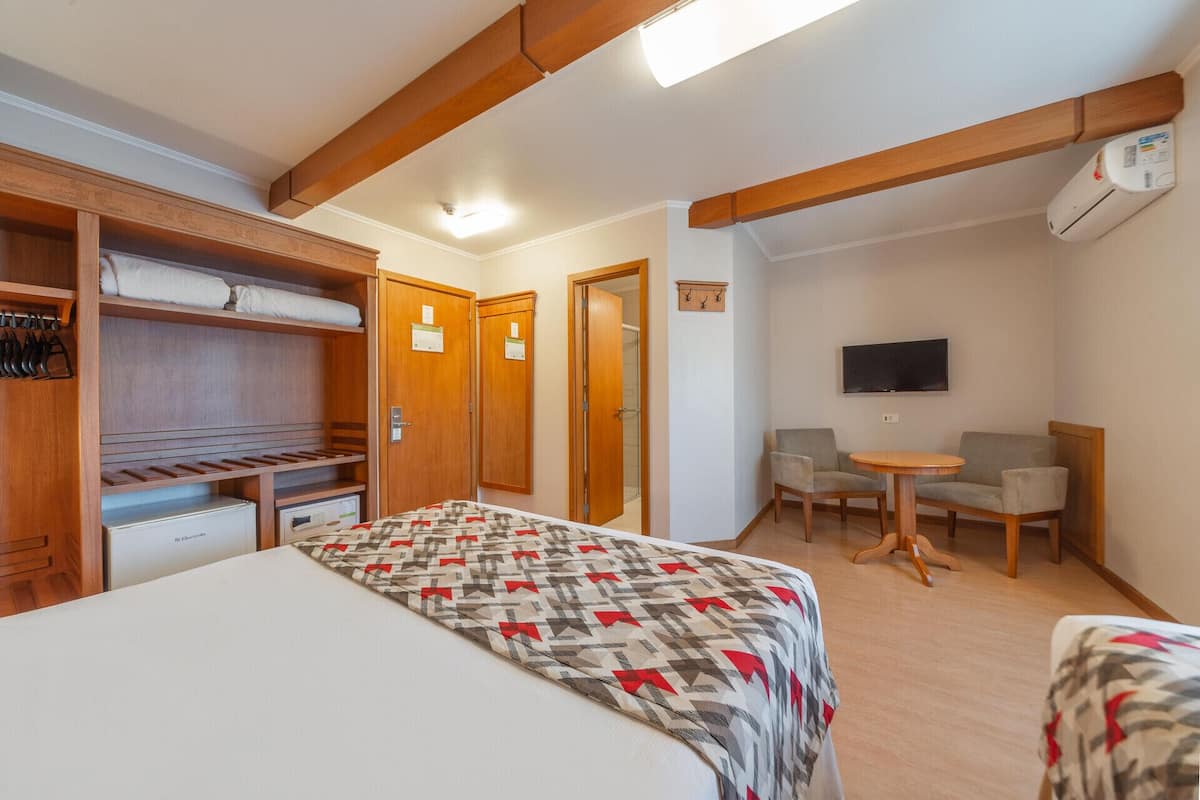 Minibar, coffres-forts dans les chambres, Wi-Fi gratuit, draps fournis