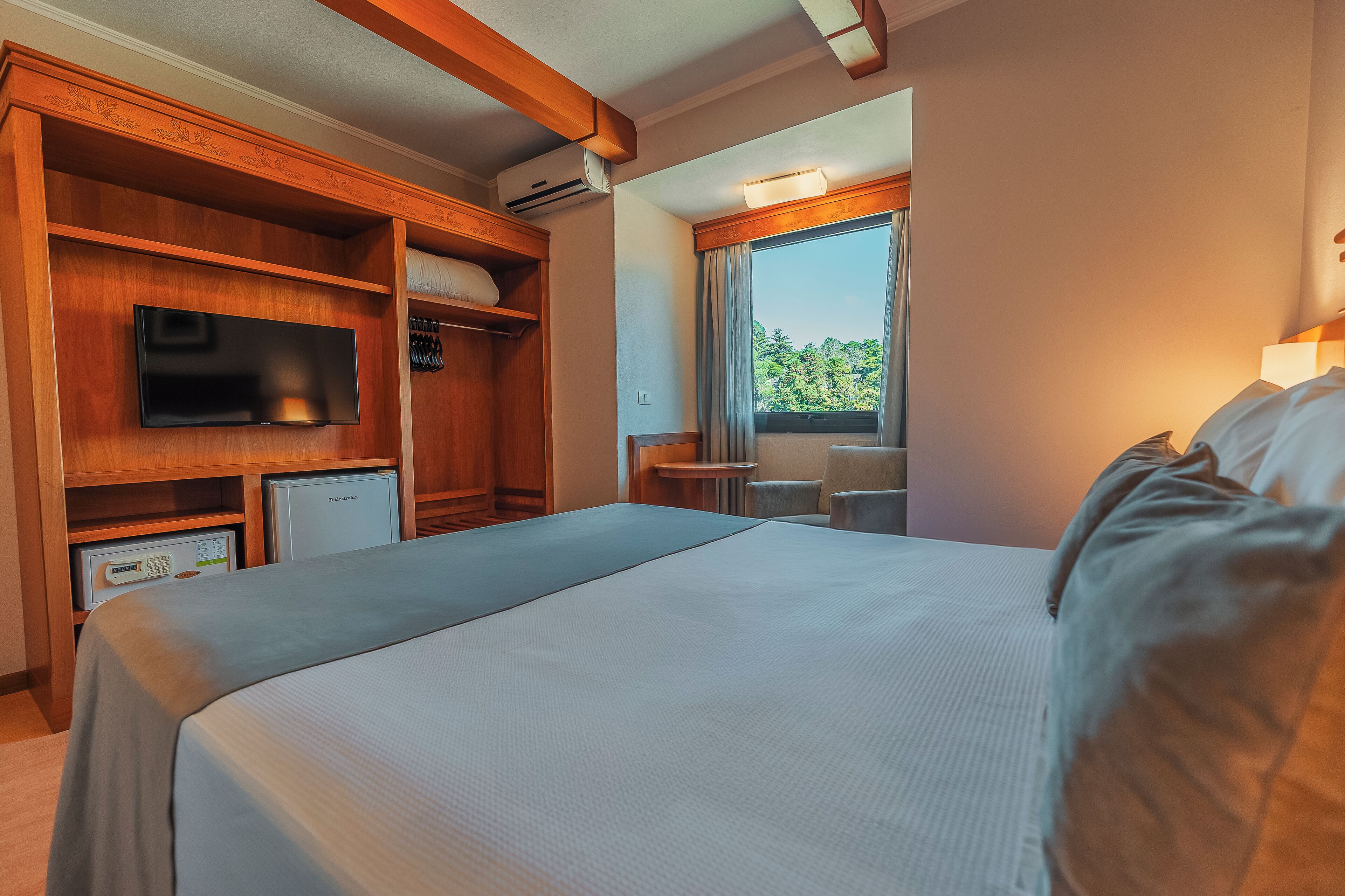 deluxe double or twin room | minibar, in-room safe, free wifi, bed sheets