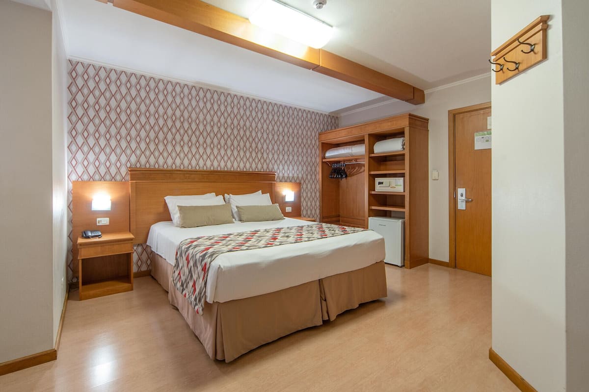 Minibar, brankas, Wi-Fi gratis, dan seprai linen