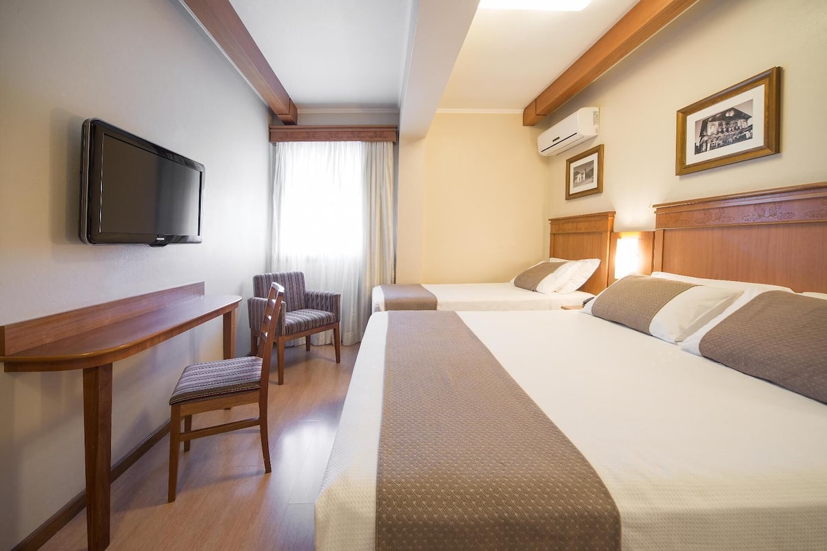 Minibar, brankas, Wi-Fi gratis, dan seprai linen