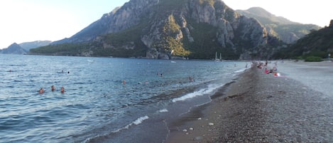 Plage privée à proximité, chaises longues, parasols