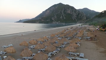 Playa privada cerca, tumbonas y sombrillas
