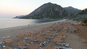 Playa privada en los alrededores, camastros y sombrillas