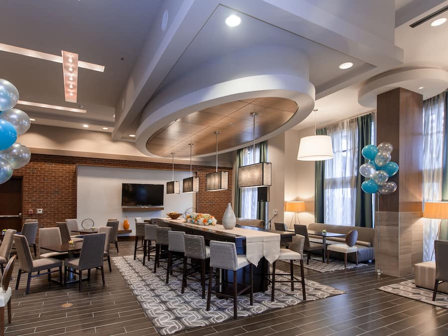 Serves lunch and dinner