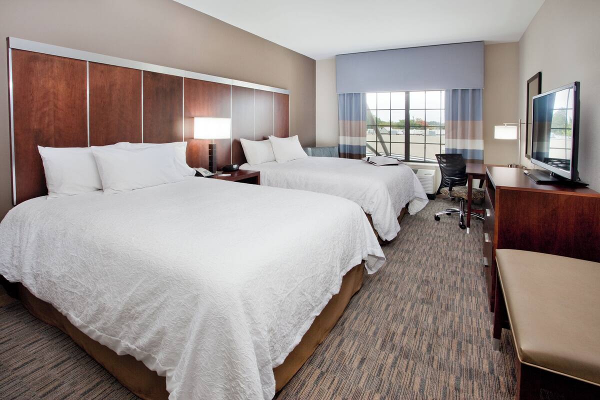 Premium bedding, in-room safe, desk, blackout drapes