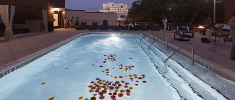 Kolam renang outdoor, dengan kursi berjemur