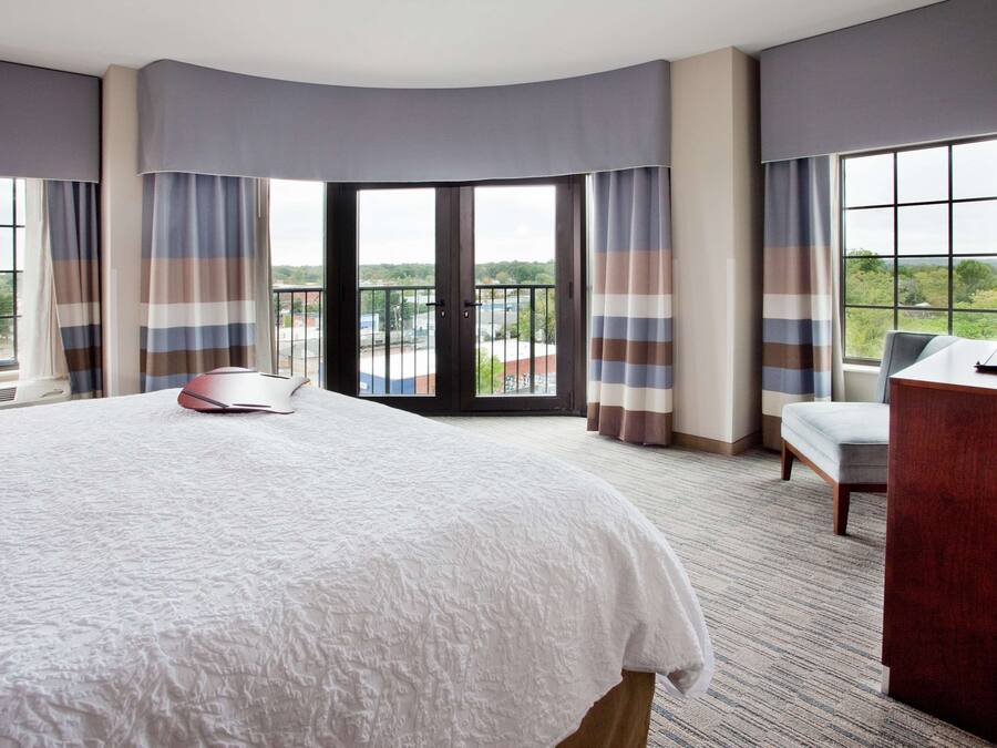 Luxe beddengoed, een kluis op de kamer, een bureau