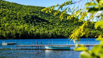 Perto da praia, toalhas de praia, passeios de caiaque