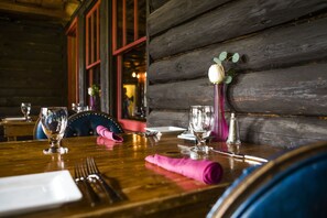 Breakfast, lunch, dinner served; American cuisine  - Garnet Hill Lodge (North River)