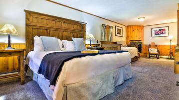 Quarto casal de uso individual | Edredons de pluma, individualmente mobiliados, Wi-Fi de cortesia