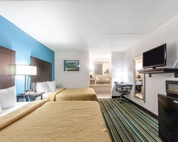 Escritorio, tabla de planchar con plancha, wifi gratis y ropa de cama
