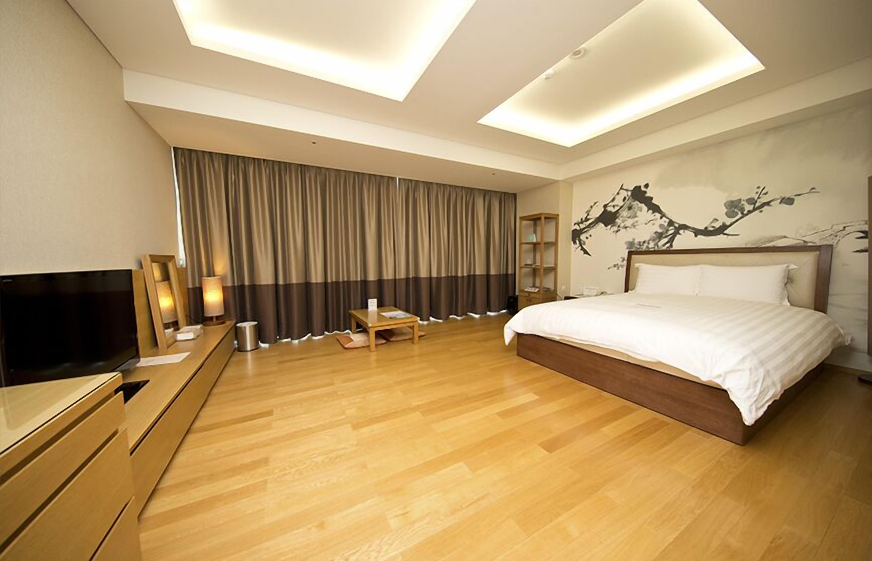 minibar, in-room safe, desk, laptop workspace