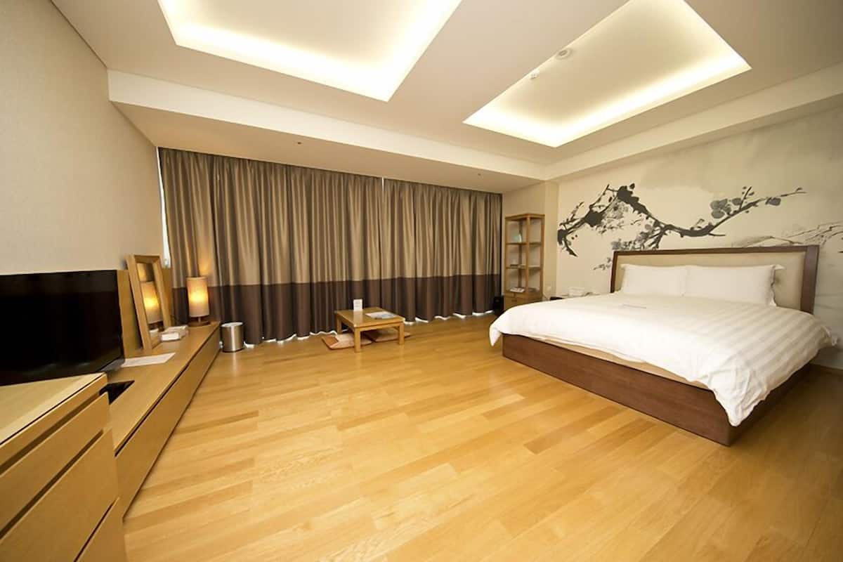 minibar, in-room safe, desk, laptop workspace