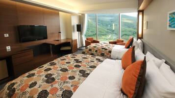 Minibar, värdeförvaringsskåp på rummet och skrivbord