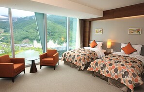 Minibar, in-room safe, desk, laptop workspace - High1 Grand Hotel Convention Tower (Jeongseon)