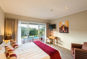 Luxury | Premium bedding, desk, blackout drapes, soundproofing - Decks of Paihia (Paihia)