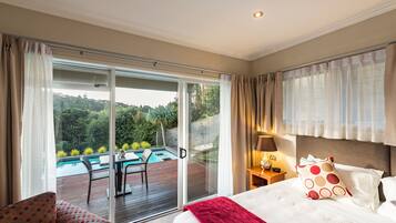 Luxury | Premium bedding, desk, blackout curtains, soundproofing