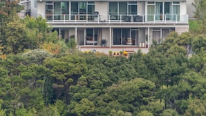 A two-story house with a flat roof, large windows, and a balcony. - Decks of Paihia (Paihia)