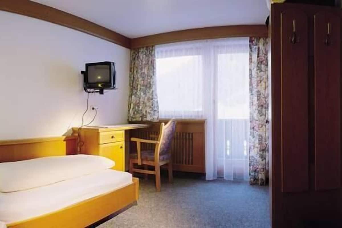 Habitación individual estándar, balcón | Ropa de cama hipoalergénica y caja de seguridad en la habitación