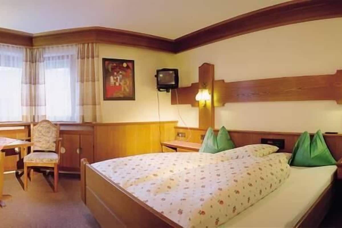 Habitación doble estándar | Ropa de cama hipoalergénica y caja de seguridad en la habitación