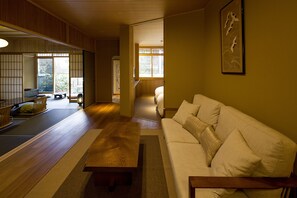 Habitación con 2 camas individuales (Two Semidouble Beds) | Área de sala de estar | Televisión de pantalla plana de 46 pulgadas con canales digitales