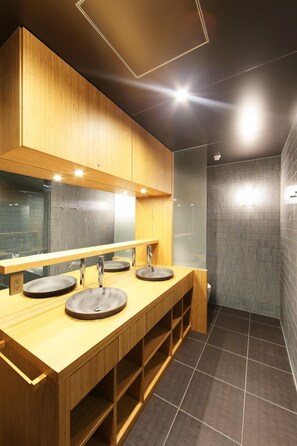 Twin Room With Four Semidouble Beds | Bathroom | Separate bathtub and shower, free toiletries, hair dryer, bathrobes - Ishibekoji Ryugin (Kyoto)