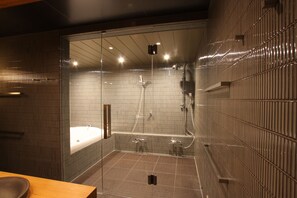 Chambre avec lits jumeaux (Four Semidouble Beds) | Salle de bain | Baignoire et douche séparées, articles de toilette gratuits