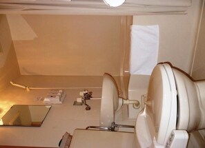 Hjemmesko, et toilet med elektronisk bidet, håndklæder