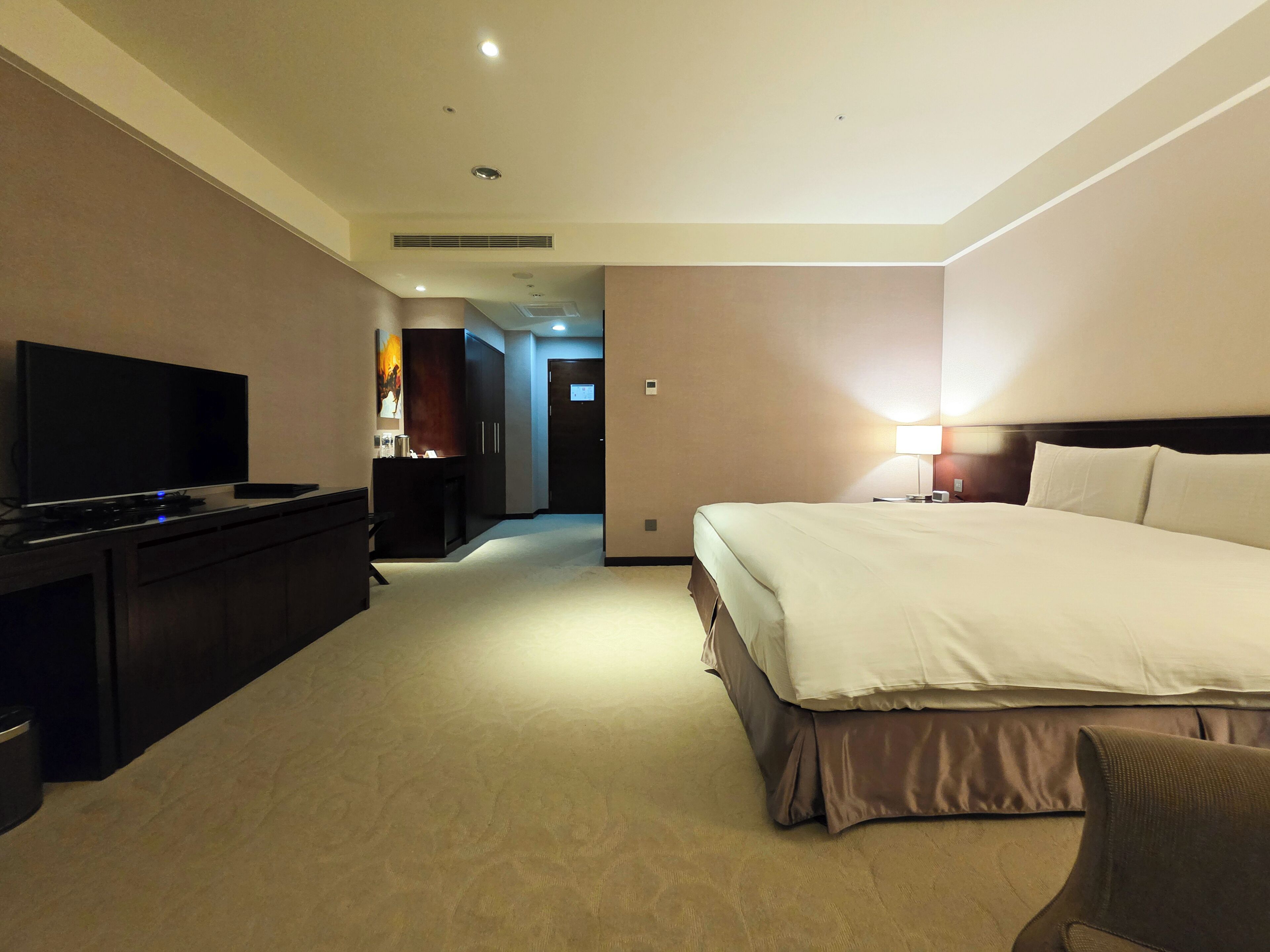 Minibar, caja de seguridad en la habitación y escritorio 