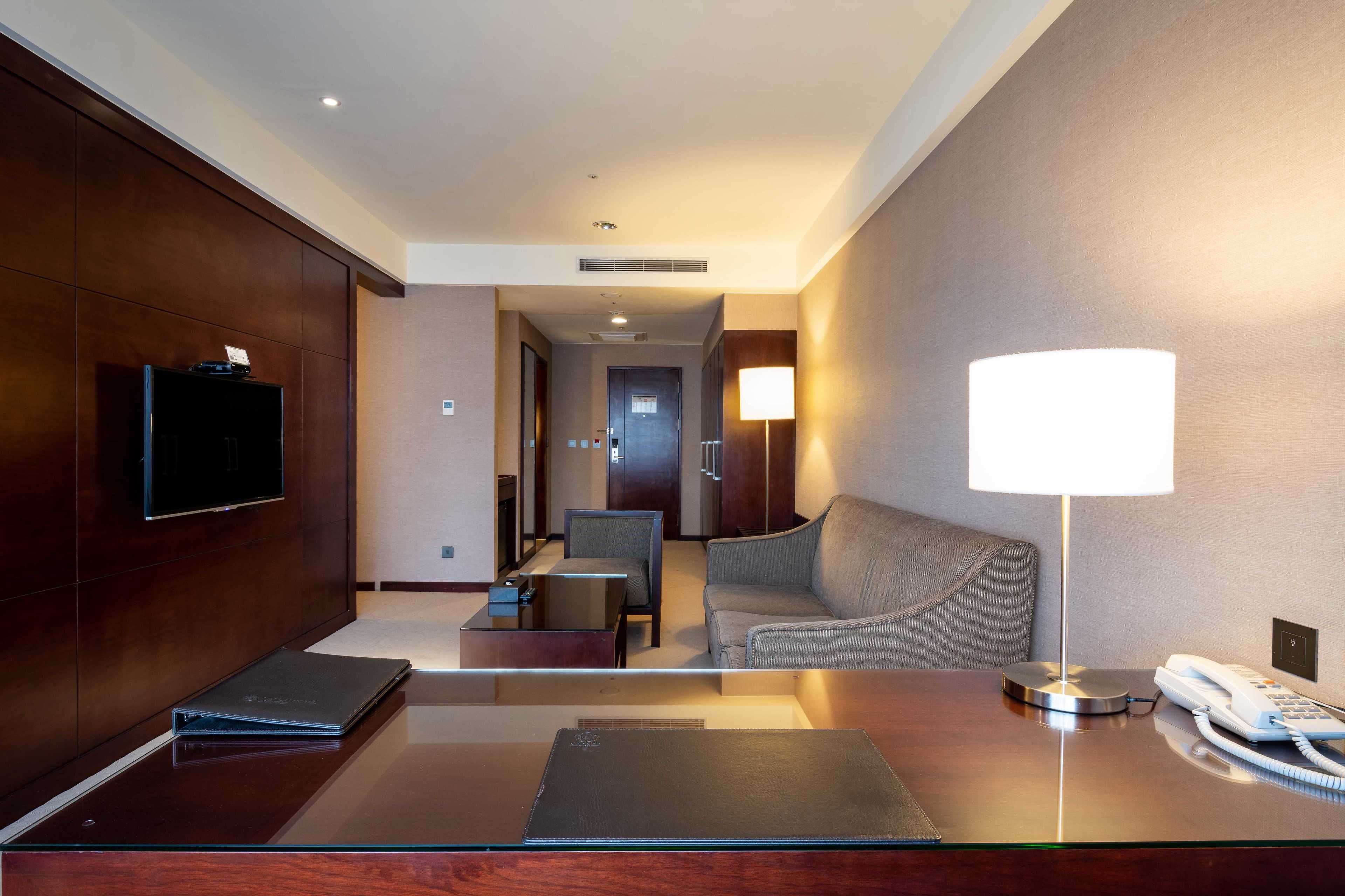 executive suite, 1 king bed--parking available | minibar, in-room safe, desk, blackout curtains