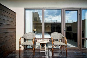 豪華四人房, 2 張加大雙人床, 浴缸-含車位 | 露台/庭院