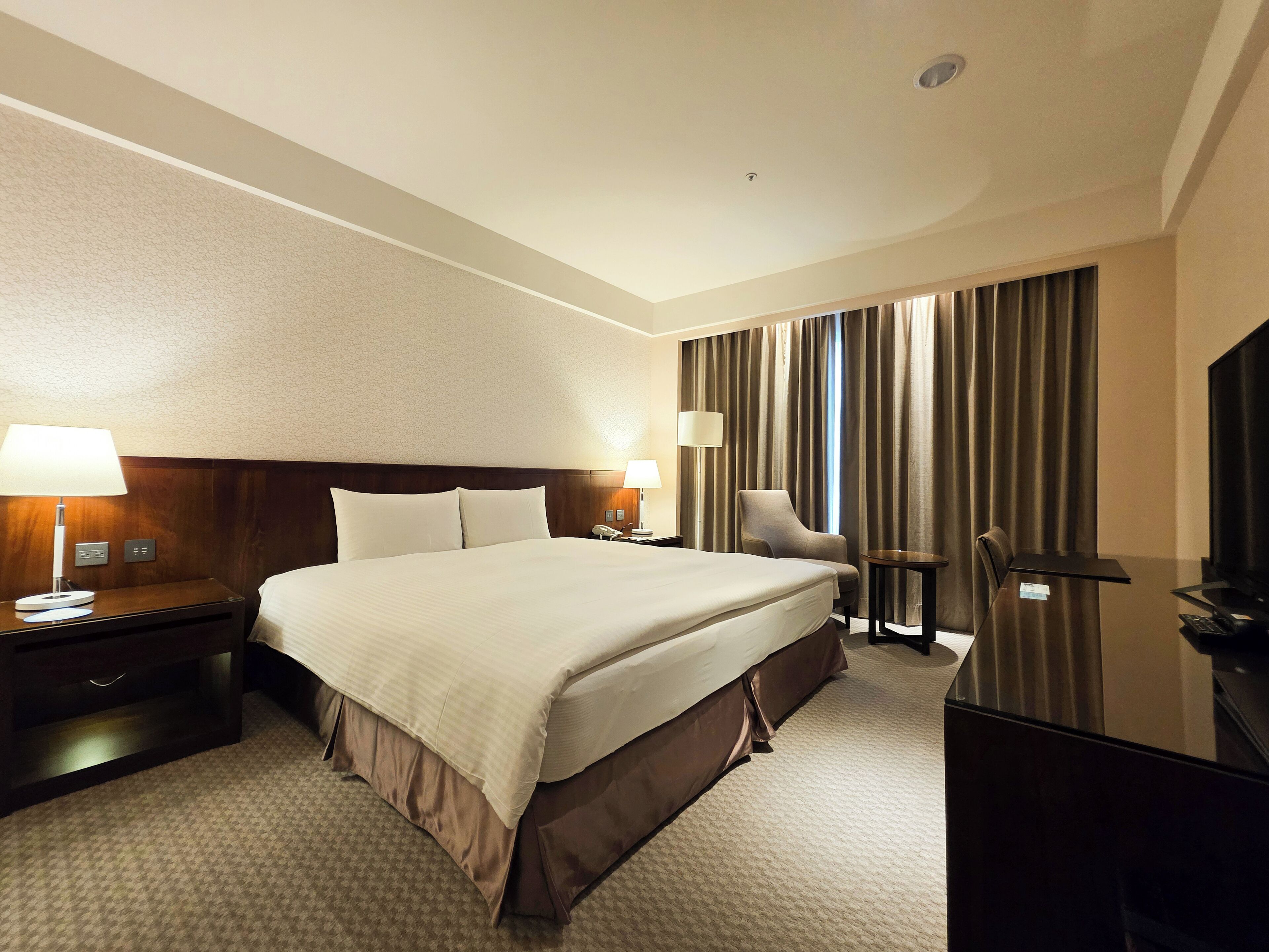 Minibar, caja de seguridad en la habitación y escritorio 