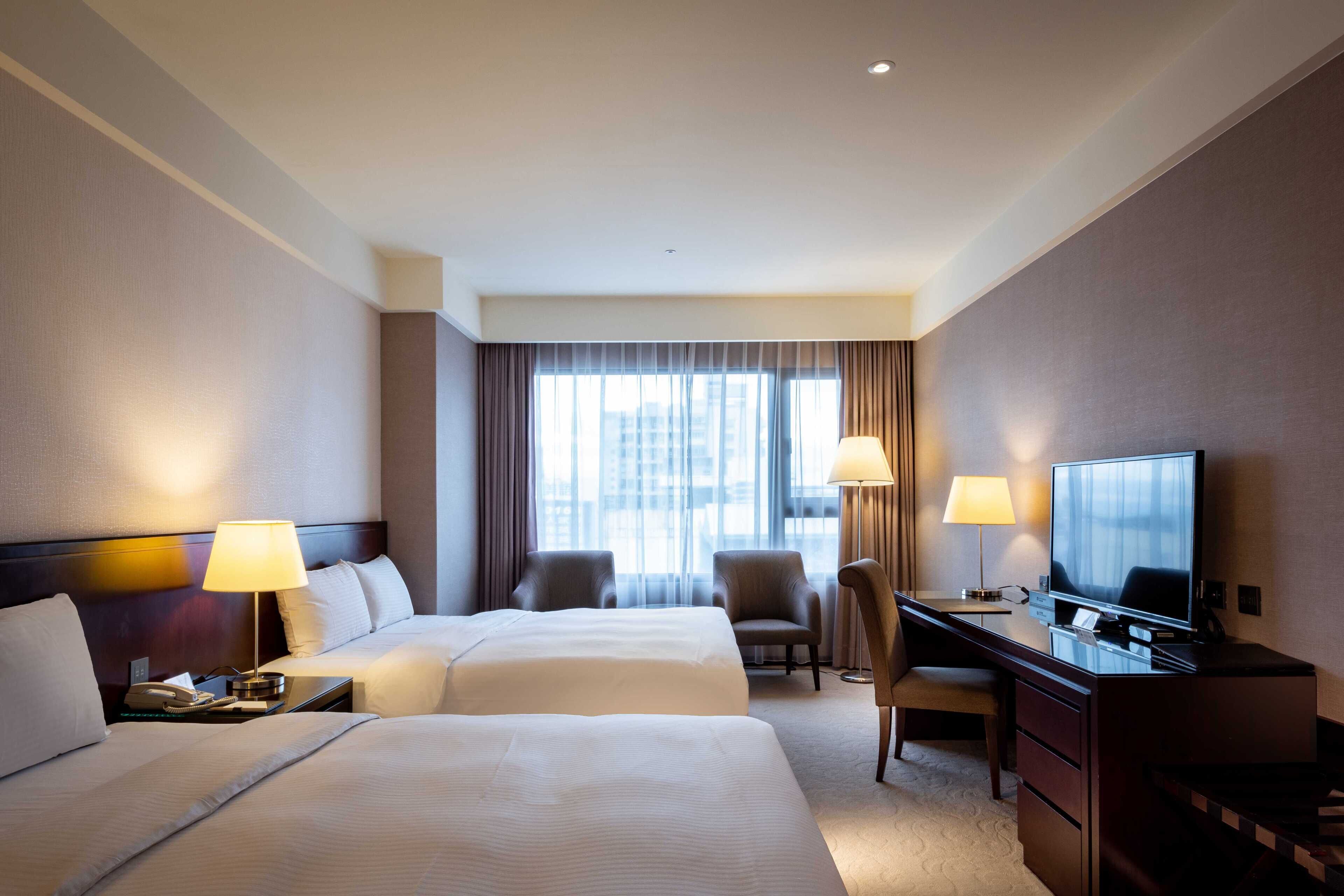 Minibar, caja de seguridad en la habitación y escritorio 